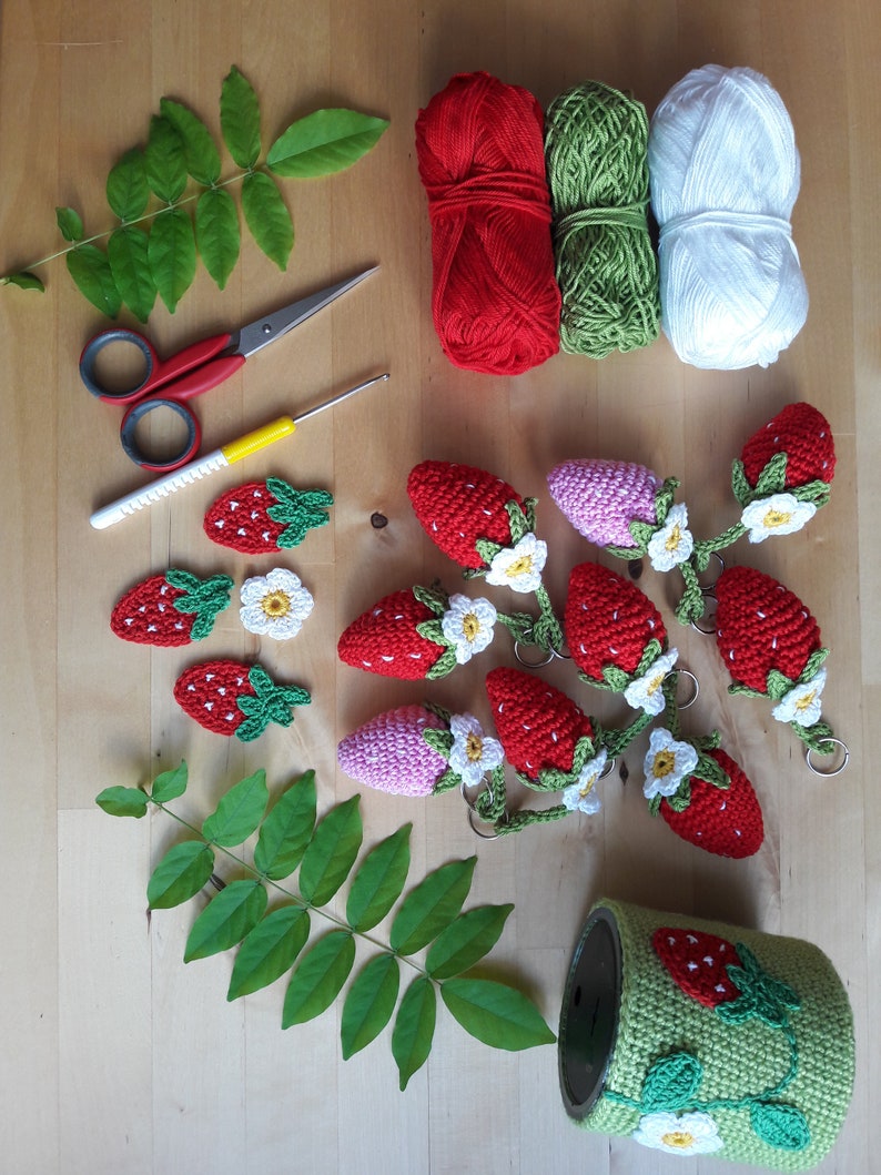 Süßer gehäkelter Erdbeer-Schlüsselanhänger mit Häkelblume Handgefertigte Erdbeere als Anhänger für Schlüsselbund oder Tasche Bild 6