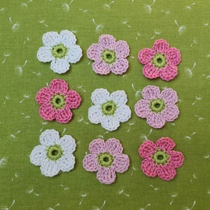 9 kleine Häkelblumen in weiss rosa , gehäkelte Blumen zum aufnähen Bild 6