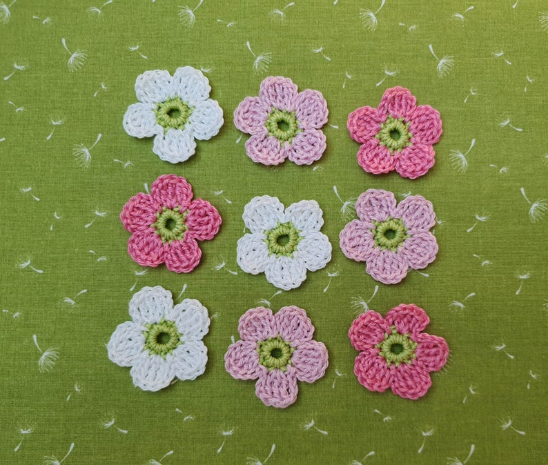 9 kleine Häkelblumen in weiss rosa , gehäkelte Blumen zum aufnähen Bild 6