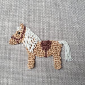 kleines Haflinger Pferd - Sattel in Wunschfarbe - Häkelapplikation aus 100 % Baumwolle