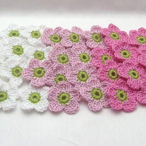 9 kleine Häkelblumen in weiss rosa , gehäkelte Blumen zum aufnähen Bild 5