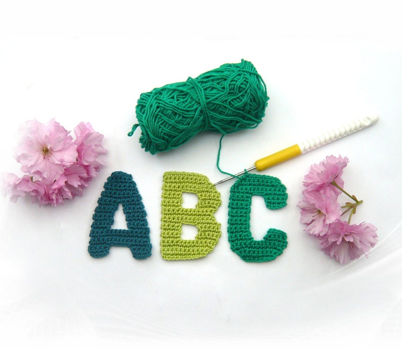 Gehäkelte Buchstaben, Farben wählbar. Höhe 7 cm. Häkelapplikation. Aufnäher