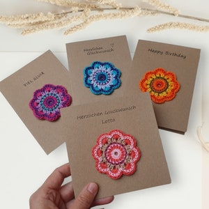 Felicitatiekaart personaliseerbaar met kleurrijke gehaakte bloem - Geef positieve energie weg met een mandala gehaakte kaart - Beterschap