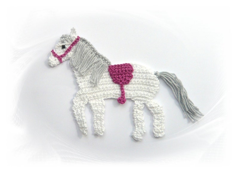 weisses Pferd Applikation zum aufnähen, Pony für die Schultüte, Sattel in Wunschfarbe, Häkelapplikation Bild 2