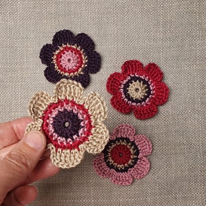 Set of 4 crocheted flowers - 6 cm size, 100% cotton - Handmade crochet flowers
