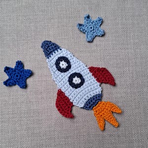 Rocket patch 13.5 cm made of cotton, patch for children's jackets and school cones, crocheted space appliqué