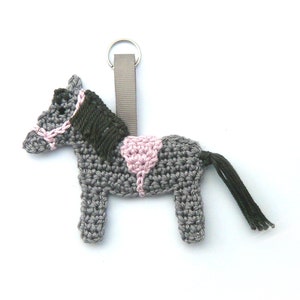 Handmade Horse Keychain and Bag Charm Gift for Horse Lovers and Equestrian Enthusiasts grau-rosa