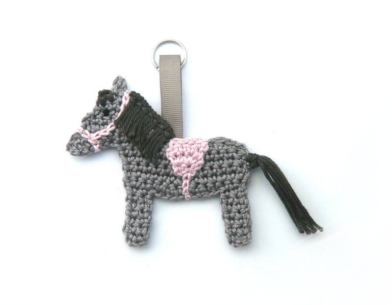 Handmade Horse Keychain and Bag Charm Gift for Horse Lovers and Equestrian Enthusiasts grau-rosa