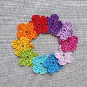 5 piccoli fiori all'uncinetto – colori selezionabili – decorazioni e toppe – fiori sparsi per matrimoni, scrapbooking, fai da te, coni scolastici o biglietti