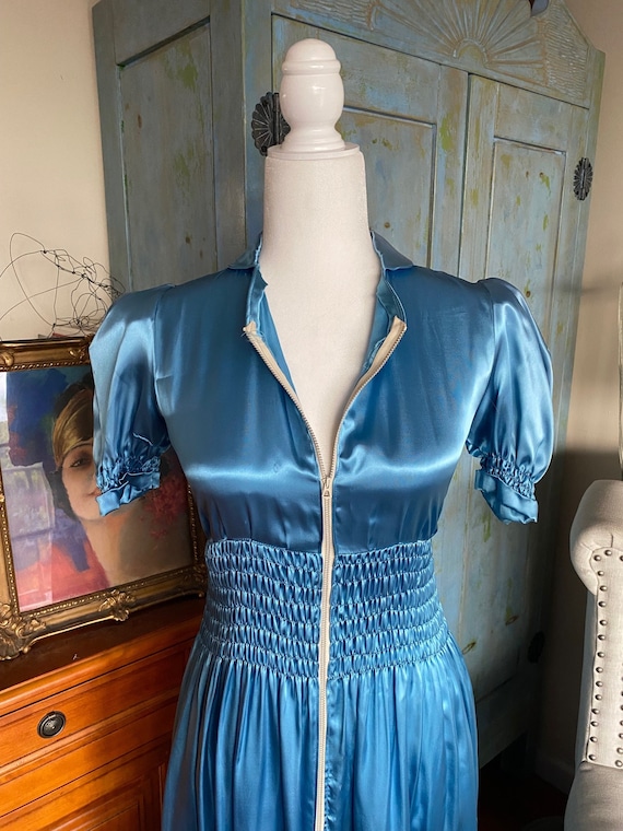 A vintage 1930s dressing gown fit for Cinderella! - image 2