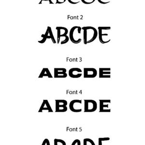 K&ouml;nnte beinhalten: Auf wei&szlig;em Hintergrund werden f&uuml;nf verschiedene schwarze Schriftarten dargestellt. Jede Schriftart schreibt die Buchstaben ABCDE. Die Schriftarten variieren im Stil, darunter eine dekorative, eine Pinselstrich-, eine fette, eine Standardschrift und eine abgerundete Schrift.