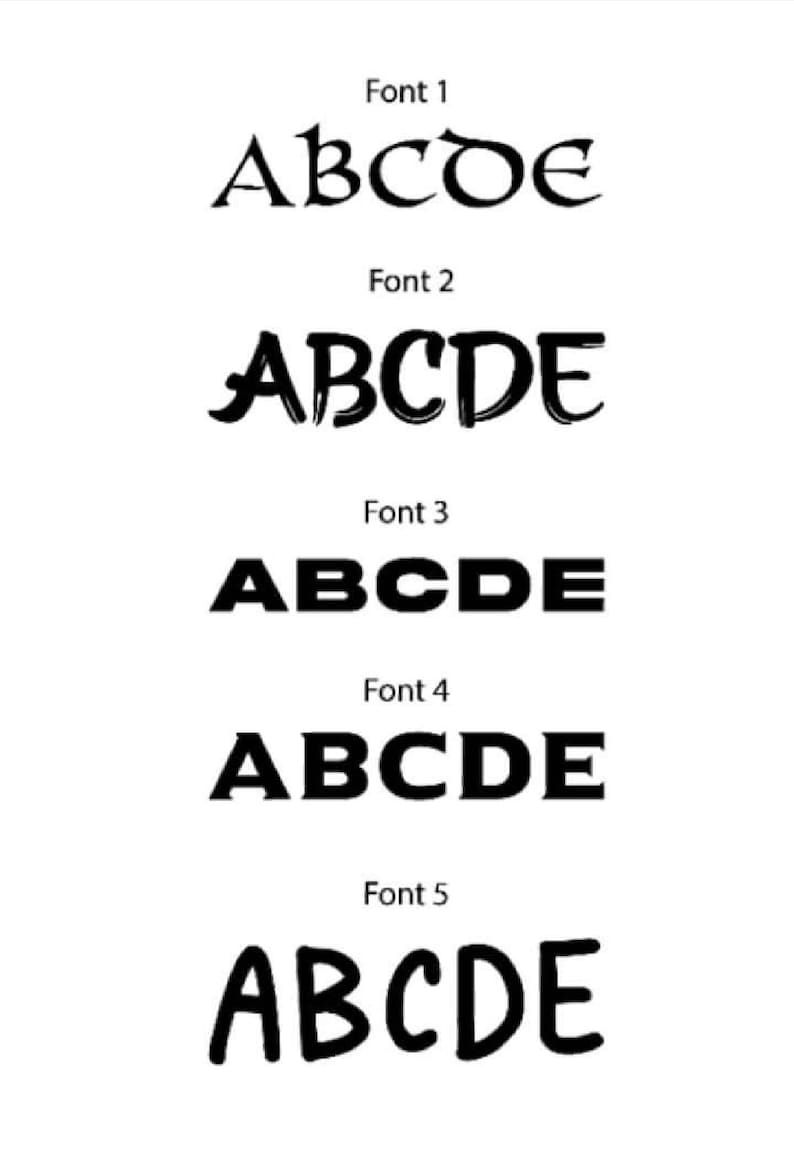 K&ouml;nnte beinhalten: Auf wei&szlig;em Hintergrund werden f&uuml;nf verschiedene schwarze Schriftarten dargestellt. Jede Schriftart schreibt die Buchstaben ABCDE. Die Schriftarten variieren im Stil, darunter eine dekorative, eine Pinselstrich-, eine fette, eine Standardschrift und eine abgerundete Schrift.