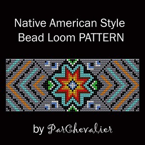 Könnte beinhalten: Bead Loom Muster im Native American Stil mit einem farbenfrohen Sternendesign in der Mitte. Das Muster ist aus schwarzen, grauen, orangefarbenen, türkisfarbenen, blauen, grünen, roten und weißen Perlen gefertigt. Der Text "by ParChevalier" befindet sich am unteren Rand des Bildes.