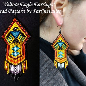Könnte beinhalten: Gelbe Adler-Ohrringe mit einem Perlenmuster. Die Ohrringe haben ein geometrisches Design mit gelben, orangefarbenen, schwarzen und blauen Perlen. Der Text "Yellow Eagle Earrings" und "Bead Pattern by ParChevalier" ist sichtbar.