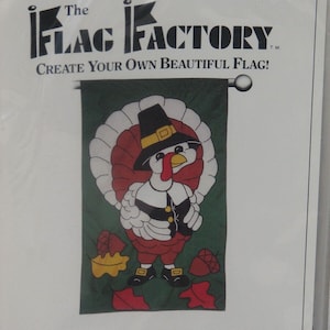 Könnte beinhalten: Ein Nähmuster für eine Mr. Turkey-Flagge. Das Muster zeigt einen Cartoon-Truthahn, der einen Pilgerhut trägt und ein Füllhorn hält. Das Muster benötigt 7/8 Yard smaragdgrünen Stoff, 1/2 Yard schwarzen Stoff, 1/4 Yard braunen Stoff, 3/4 Yard cremefarbenen Stoff, 1/4 Yard weißen Stoff, 5/8 Yard goldbraunen Stoff und 3/8 Yard roten Stoff.