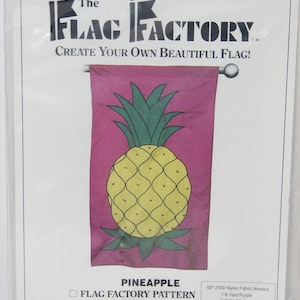 Könnte beinhalten: Ein Nähmuster für eine Ananas-Flagge. Das Muster ist für Flaggen konzipiert, die mindestens 71 cm x 124 cm groß sind. Das Muster enthält Anweisungen zum Nähen der Flagge. Das Muster benötigt 7/8 Yard lila Stoff, 5/8 Yard gelben Stoff und 7/8 Yard grünen Stoff.