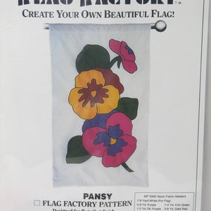Könnte beinhalten: Ein Flaggenfabrik-Musterset mit einem Stiefmütterchen-Design. Die Flagge zeigt gelbe, violette und rosa Stiefmütterchen mit grünen Blättern. Der Text "The Flag Factory" und "Create Your Own Beautiful Flag!" stehen oben. Die fertige Flagge misst 71cm x 124cm.