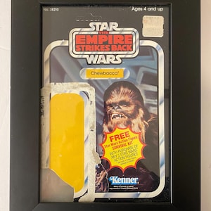Figura de Chewbacca de Star Wars enmarcada con reverso de cartón. El Imperio Contraataca. Original vintage