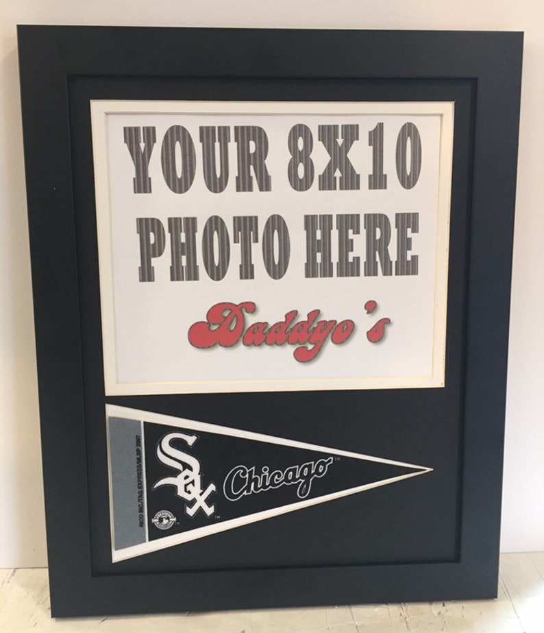Dosplays 8x10 horizontal photo. Chciago White Sox picture frame w mini penant