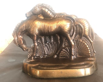 Zebra art déco djärva och vackra bokstöd av brons över gjutjärn