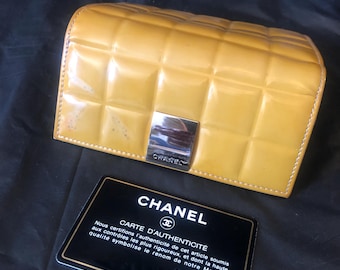 Cartera de chocolate Chanel en charol con tarjeta de autenticidad