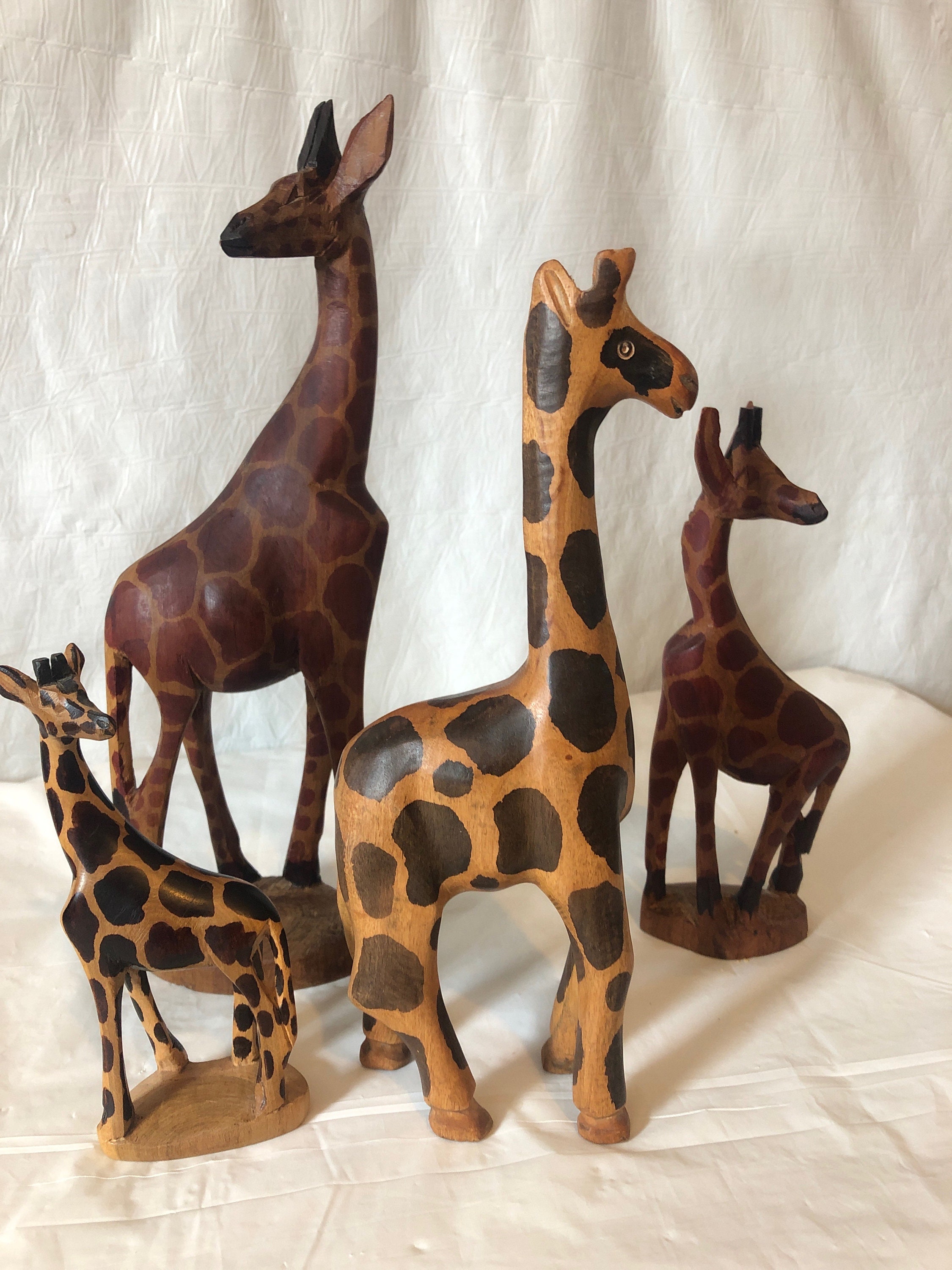 キリンのフィギュア; 手彫りの木製フィギュア 4 体セット ケニア