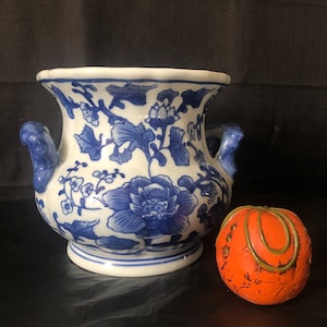 Chinoiserie fine porcelain lotus jardiniere with side handles 20th century