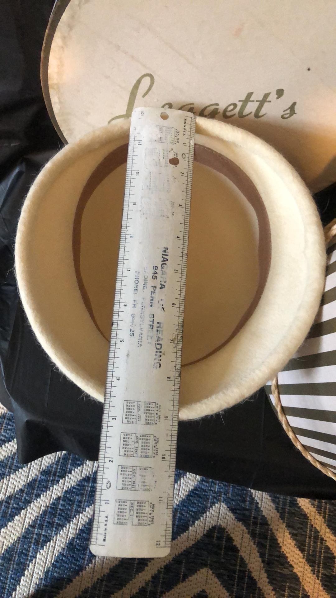 Cloche Cream wool hat with beaded open floral band in very good condition: Italy Cloche Cream Wool Hat With Beaded Open Floral Band in Very  main image 2