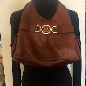Adrienne Vittadini bolso hobo estructurado de piel marrón granulado
