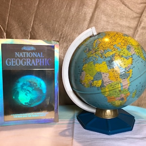 Globe terrestre en métal Chein 9 pouces et magazine Terre holographique Nat Geo de 1988
