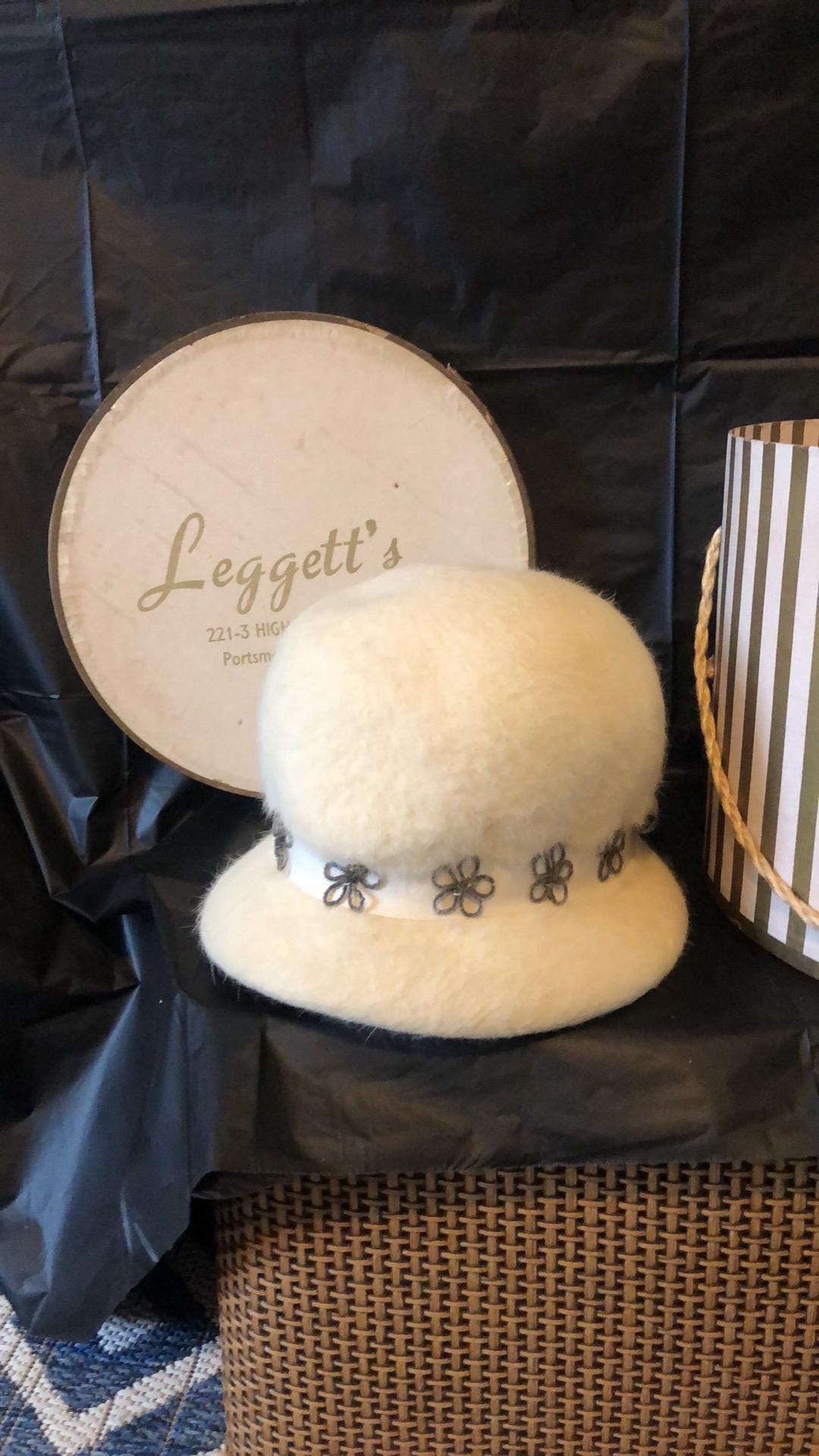 Cloche Cream wool hat with beaded open floral band in very good condition: Italy Cream cloche hat with art deco floral hat band – LaVieDelight main image 4