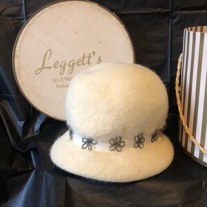 Cloche Cream wool hat with beaded open floral band in very good condition Made in Italy