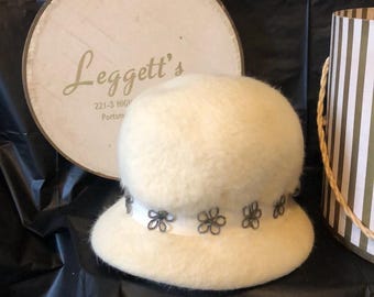 Cloche Cream wool hat with beaded open floral band in very good condition: Italy Cream cloche hat with art deco floral hat band – LaVieDelight main image 3