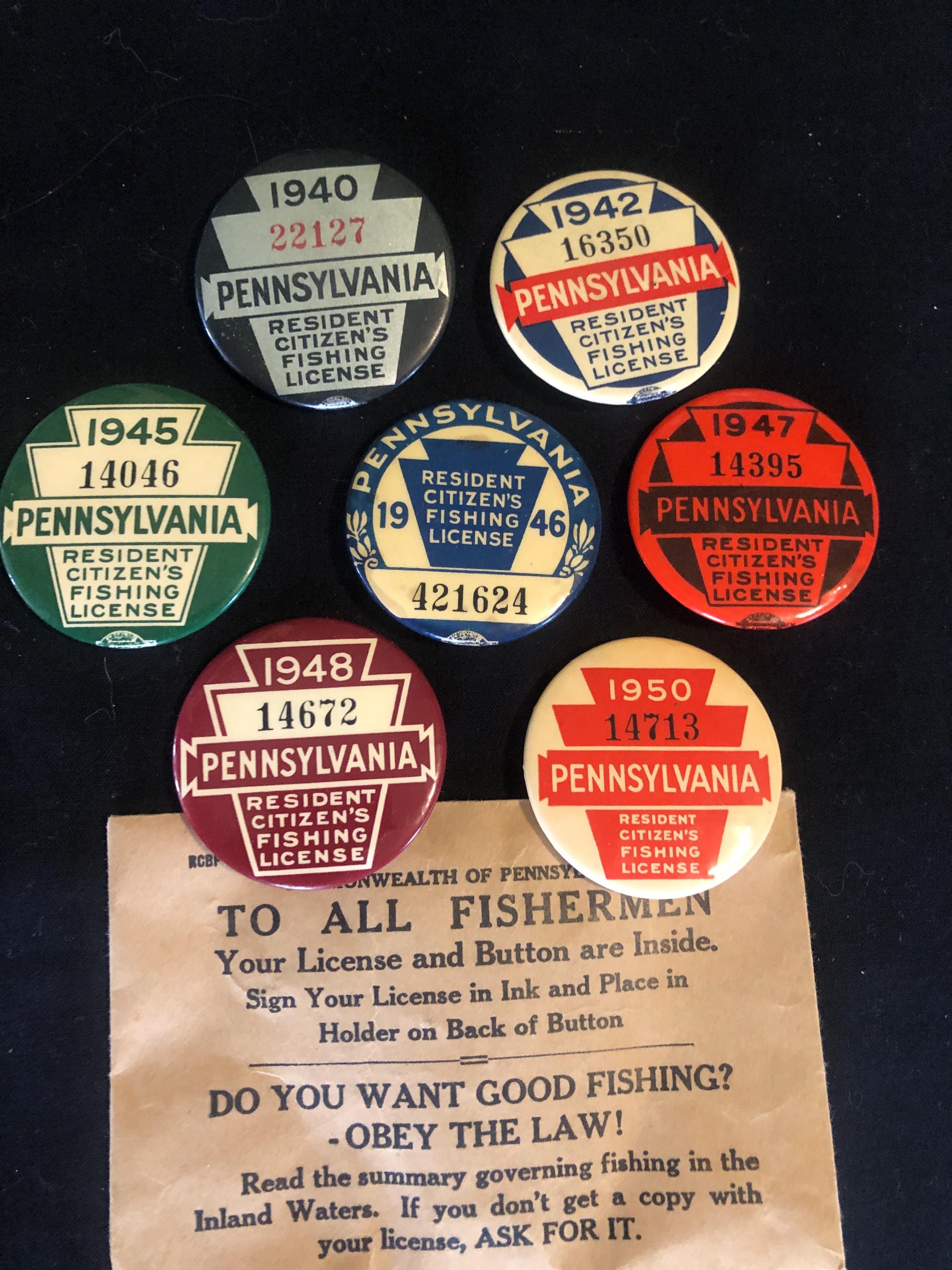 Lot De 9 épingles De Permis De Chasse Et Pêche De Pennsylvanie (USA) - Années 40-50 - Dans Boîte Ancienne