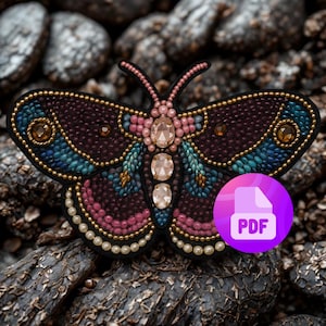 以下が含まれることがあります： 詳細な蝶のブローチ。濃い紫色のボディ、ターコイズとピンクの羽、金と真珠のアクセント。 ブローチには、3つの大きな楕円形の薄いピンク色の宝石が付いています。 PDFアイコンが表示されています。