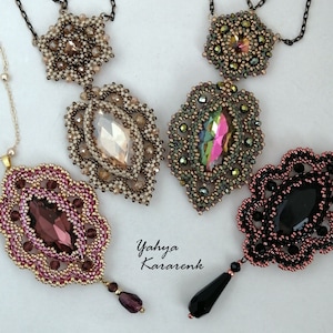 Può includere: Quattro collane di perline con ciondoli di cristallo di diversi colori. Ogni collana presenta un design unico con perline lavorate in modo complesso e un cristallo pendente.