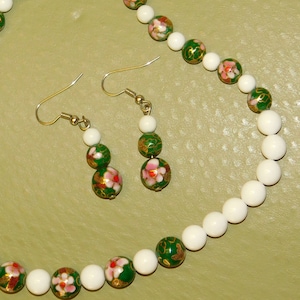 Vintage Floral Cloisonné Bead Necklace, Pierced Drop Dangle earring Set Chinese Gold green pink Cloisonné & White Agate Beads Jewelry