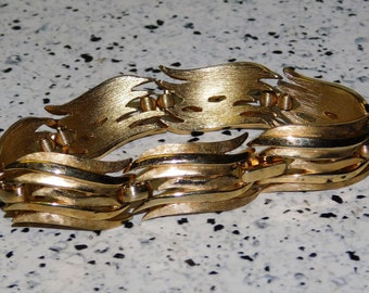 Vintage Trifari Gold Tone Link Tennis Bracelet ~ Shiny & Textured / Satin Gold Waves Design ~ Signed Designer Jewelry