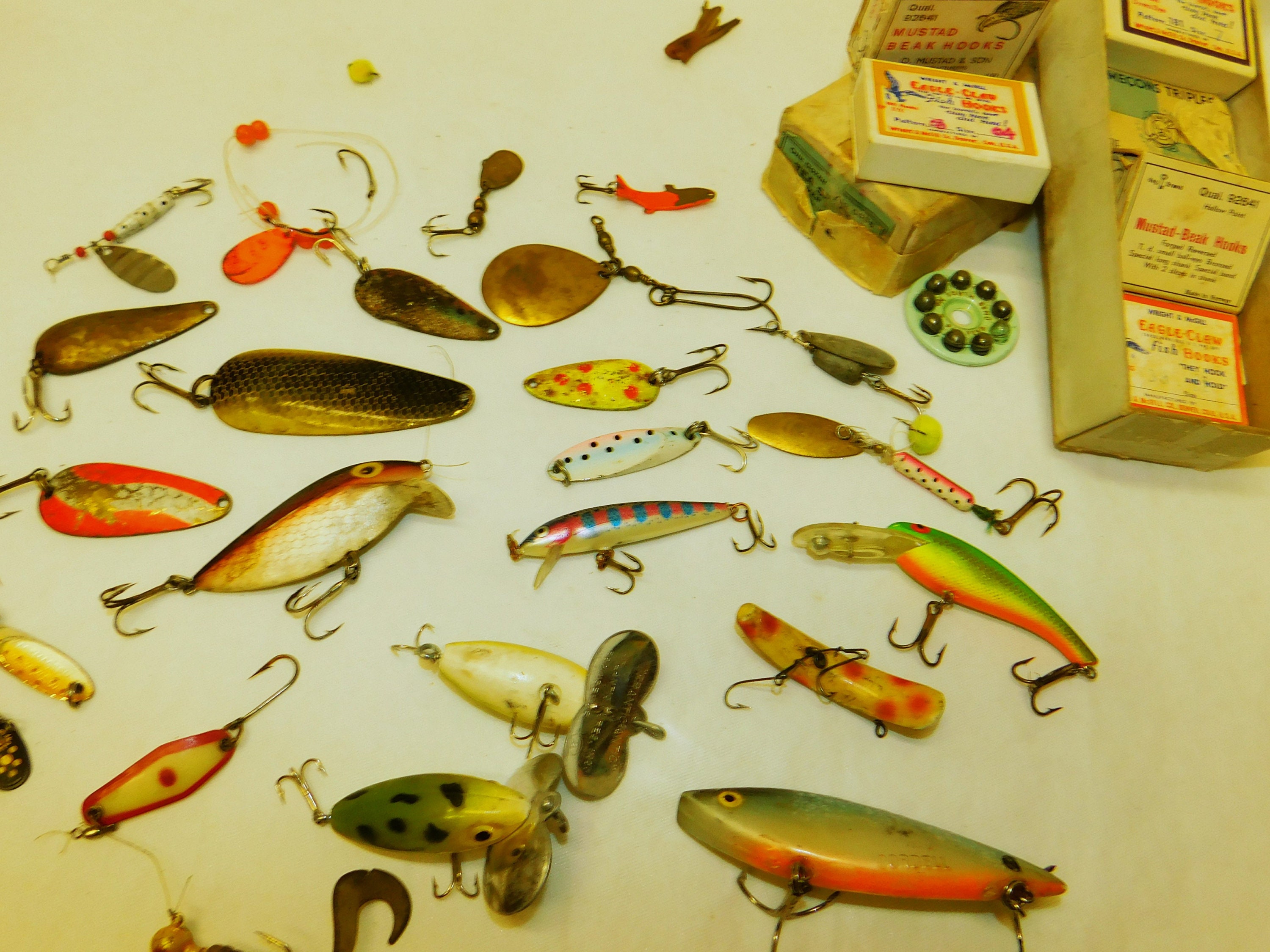 Vintage Fish Hooks & Lures Lot Fishing Tackle Wright / McGill Eagle  HAMECONS Viellard Migeon Key Cordell Spot Kastmaster Mepps Frantic Antic