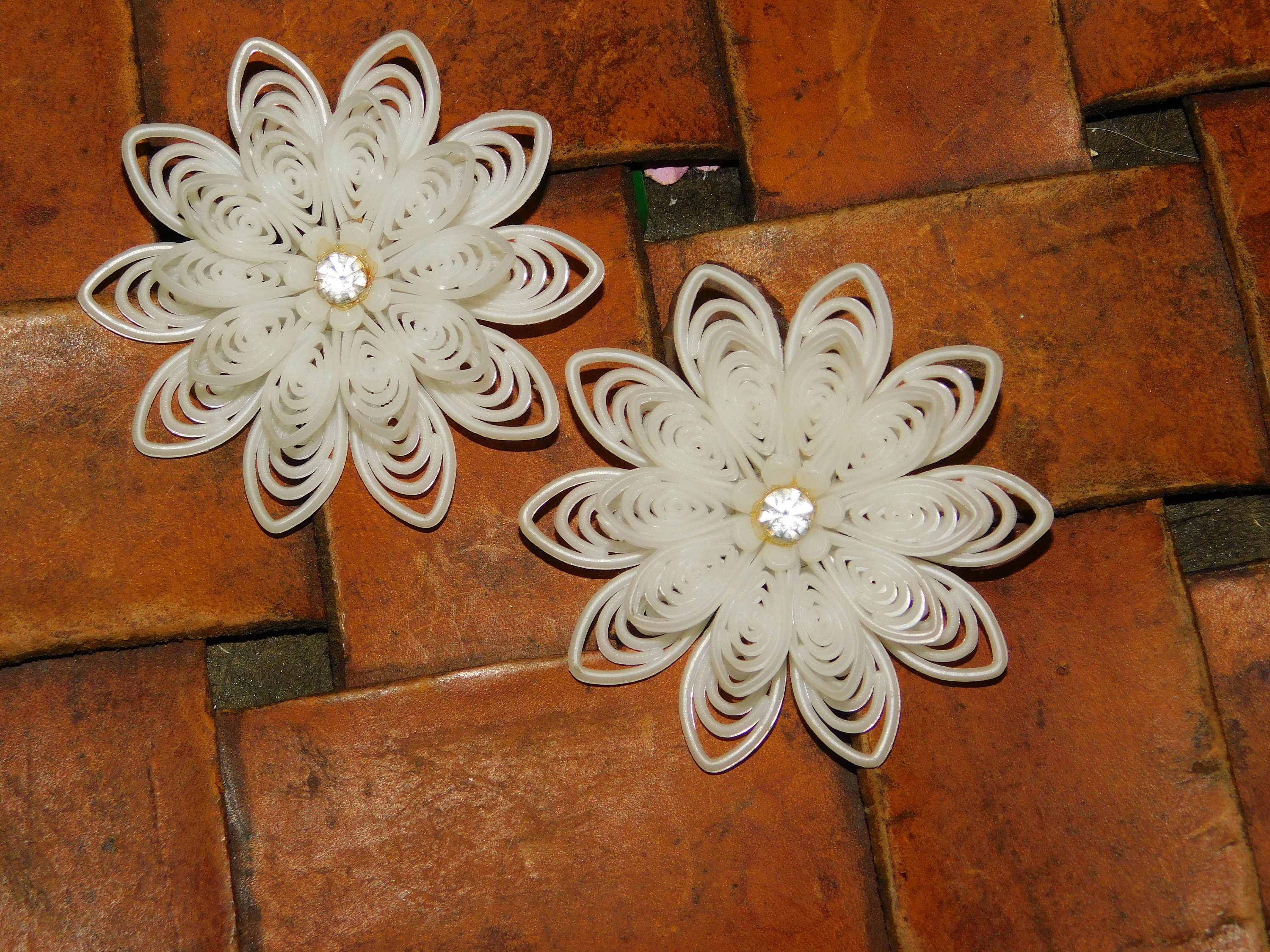 60s FLOWER 3D Set of 2 Plastic Stud Earrings Black/white & 