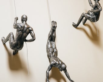 Trío de rappel y escalada en plata antigua. Incluye 3 figuras. Incluye 2 escaladores y 1 saltador de puenting. Adornos colgantes. Figuras, estatuas y adornos para colgar en la pared.