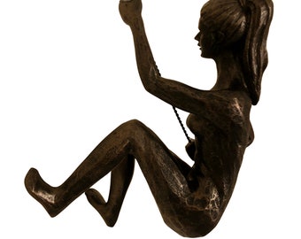 1x Bronze Female Climber left arm up with Rock Nail-Caps Climbing Lady Wall Hanging Woman Sculptures Girl Ornament Outdoor & Indoor Decor