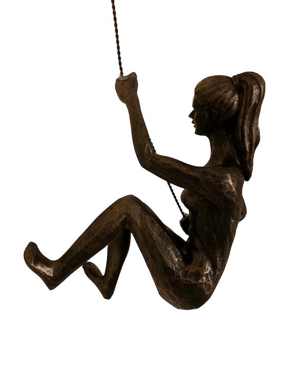 1x Bronze Female Climber left arm up with Rock Nail-Caps Climbing Lady Wall Hanging Woman Sculptures Girl Ornament Outdoor & Indoor Decor