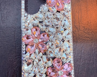 華やかな輝きのiPhone 16/Maxケース。きらめくOTTランウェイグラムデザイナーのハイブリング。きらびやかなフェイクジェムストーン。オーロラボレアリスストーン。クリスタル。