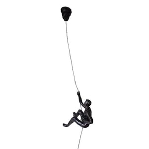 Grand homme d'escalade couleur bronze suspendu à un fil de fer, le bras droit levé, ornement figurine d'alpiniste suspendue statue d'alpiniste