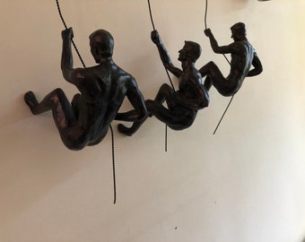 Grote x3 bronzen klimmen abseilen hangen aan draad ornamenten figuren set van 3 beeldjes muur hangende beelden rotsklimmers kunst aan de muur