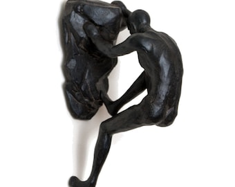 Stor bronsfigur av tvåhänt bergsklättrare, väggklättringsman, skulptur, polyresinstaty, prydnad, väggbonad, väggkonst