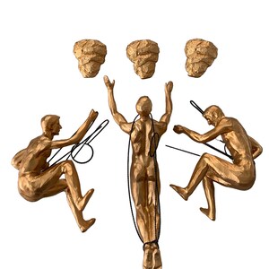 Grandes x3 Hombres trepadores con tapas de clavos Color bronce Rappel Colgando de adornos de alambre Figuras Estatuas para colgar en la pared Escaladores de roca Arte de la pared Oro rosa