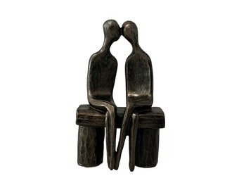 Couple affectueux assis sur un banc Sculpture romantique Statue d'anniversaire