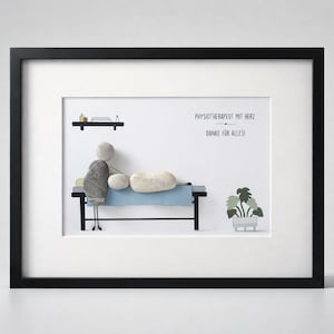 Pode incluir: Obra de arte emoldurada com uma cena de arte em seixos de uma sessão de fisioterapia. A cena inclui uma pessoa em uma maca de massagem, um terapeuta e uma pequena planta. O texto em alemão diz "Physiotherapeut mit Herz" e "Danke für alles!"